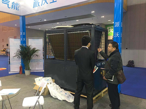 3044永利空气能给参展者介绍产品