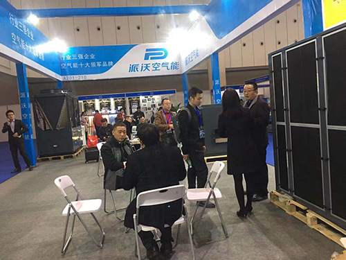 3044永利空气能给参展者介绍产品